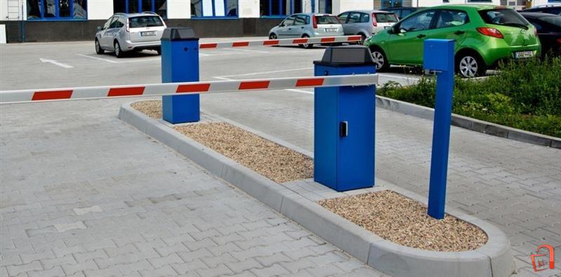 Rampa 1 Blue closed parking ramp with cars in background. parking soip